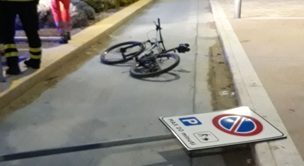 Civitanova, schianto contro un palo abbattuto: ciclista finisce all'ospedale