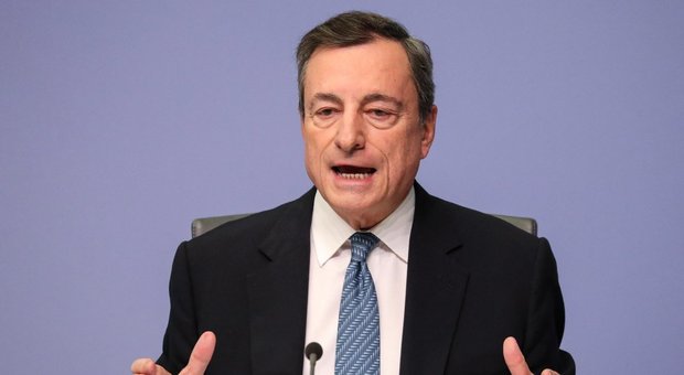 Bce, Draghi: «Ripresa stenta, tassi fermi». Allarme sul debito, da gennaio stop al Qe