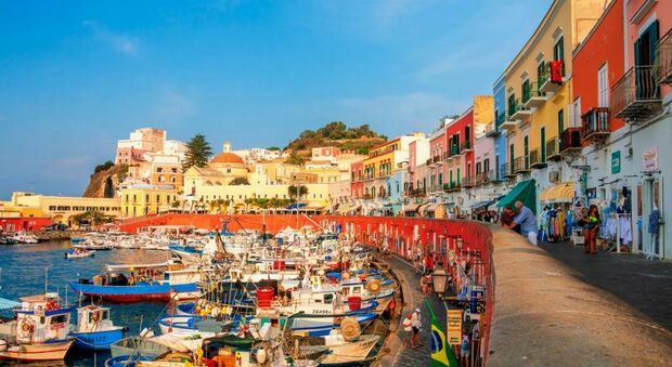 Da Ponza a Ventotene, sbarcare sulle isole costerà un euro in più. La tariffa applicata sui biglietti del traghetto