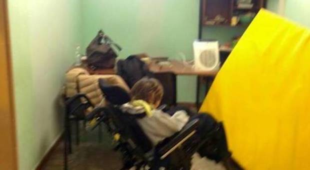Roma, bimbo disabile costretto nella stanza «lager»: Sel presenta interrogazione parlamentare