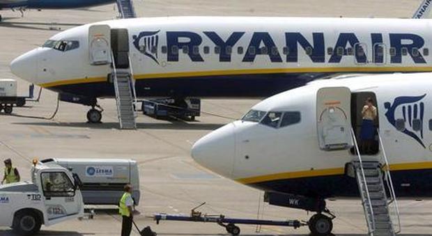 Gb, caccia Raf scortano volo Ryanair a Stansted