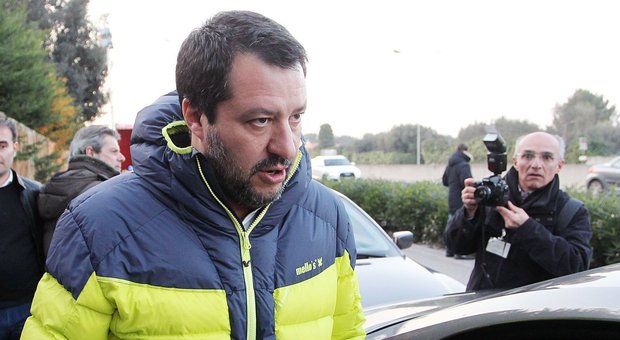 Salvini visita in carcere l'imprenditore che sparò al ladro. Scontro con l'Anm: «Ci delegittima»