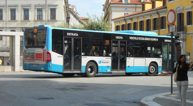 Blocca la partenza degli autobus per un'ora: denunciato un cittadino romeno