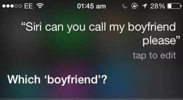 "Chiama il mio fidanzato", "Quale dei due?". Siri inguaia la ragazza infedele