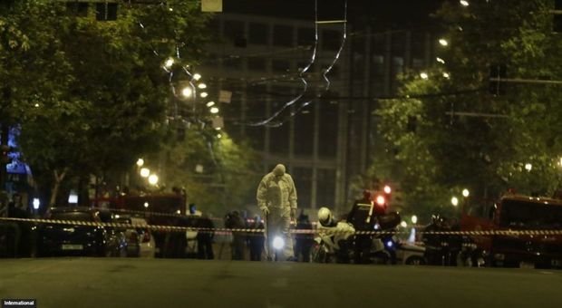 Atene, bomba esplode davanti a una banca. Paura, ma nessun ferito