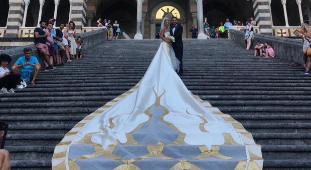 La sposa di Gianni Molaro nel paradiso dantesco: ecco l’abito gioiello dedicato al Duomo di Amalfi
