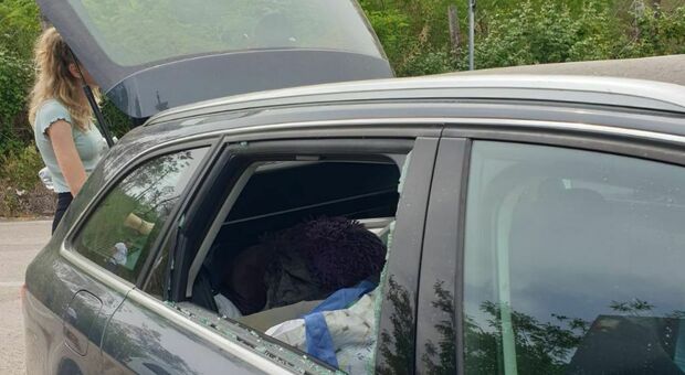 Vesuvio, assalto alle auto in sosta per rubare i bagagli: caccia alla banda che terrorizza i turisti