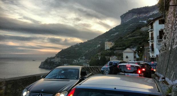 Caos viabilità in Costiera ad Amalfi arrivano gli ausiliari per regolare gli accessi di bus e turisti