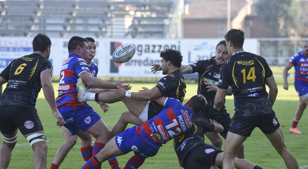 Un'azione della prima partita del campionato di rugby fra FemiCz Rovigo e Viadana