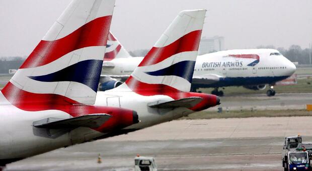 Covid, le compagnie aeree inglesi sospendono i voli estivi per l'Europa: «Molti paesi a rischio "lista rossa"»
