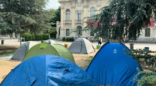 Le tende installate a Milano dagli studenti a maggio scorso