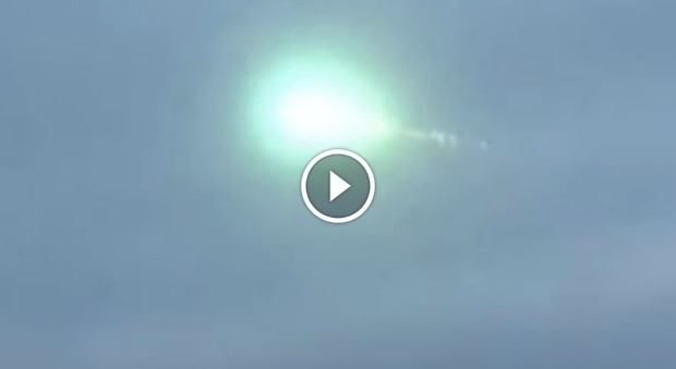 Ufo smeraldo nel cielo della città: "Somiglia a quello già visto al lago"