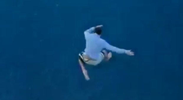 Ragazzo di 27 anni si butta dalla nave da crociera, in un video il volo di oltre 30 metri