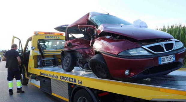 L'auto della donna morta a Cordenons (Pressphoto Lancia)