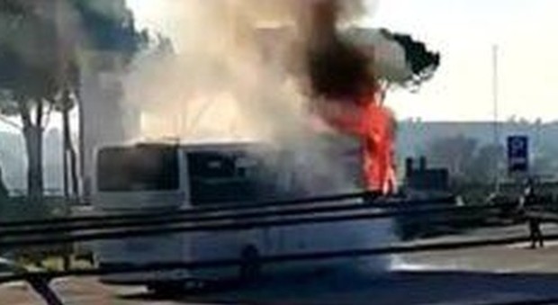 Vanno a Roma per partecipare a «C'è posta per te», autobus in fiamme: tutti salvi