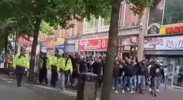 Leicester-Napoli, ecco gli ultras: scortati dalla polizia nel centro città