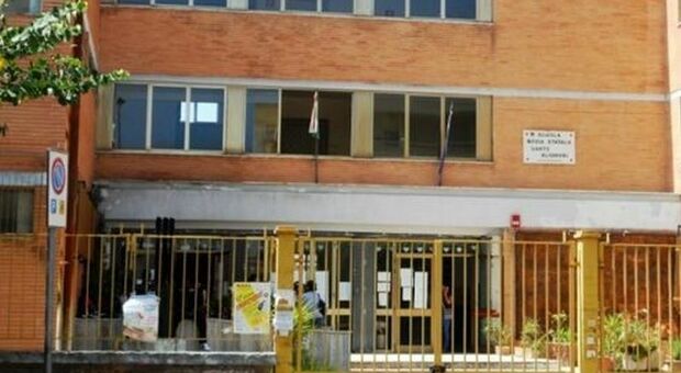 Una finestra in una scuola di Lecce si stacca e cade nel vuoto: «Non vogliamo aspettare una tragedia, si agisca ora»