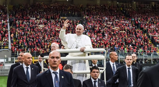 Papa Francesco, un milione di persone al parco di Monza per la messa, poi l'appello a San Siro contro il bullismo