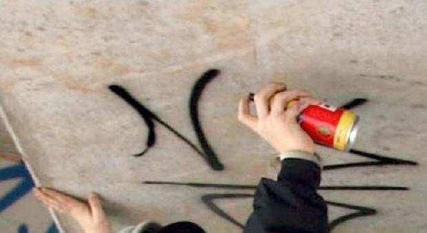 Scritte diffamatorie contro l'ex sui muri della città: «Un incubo»