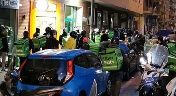 Folla di riders all’esterno della paninoteca Puok Burger del Vomero