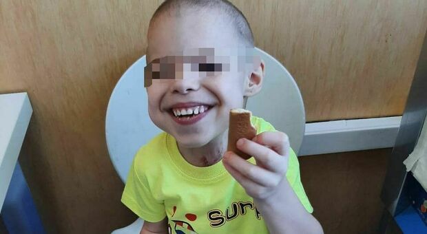 Dmytrii, bimbo ucraino operato a Napoli: «Ricostruito l'esofago, ora può mangiare»
