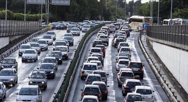 Roma, incidente tra auto sul Gra: chiusa carreggiata esterna