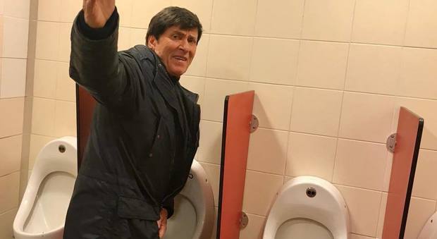 Morandi, fan posta foto mentre è in bagno all'Autogrill: prima si arrabbia poi ci scherza