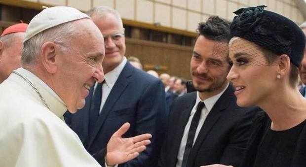 Orlando Bloom e Katy Perry a colloquio con Papa Francesco: "Un onore incontrarlo"