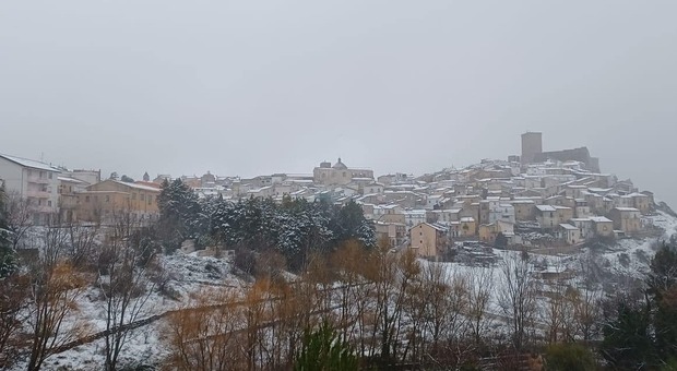Puglia imbiancata dalla neve: scuole chiuse sui Monti Dauni