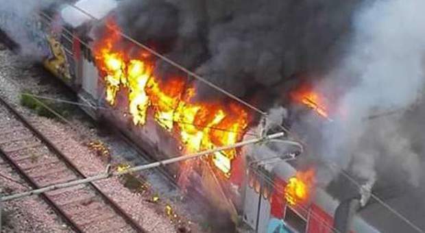 Treno in fiamme vicino alla stazione di Napoli: completamente distrutto