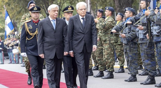 Il presidente della Repubblica Sergio Mattarella (al centro) con il presidente della Repubblica Ellenica Procopios Pavlopoulos (a sinistra) alla parata militare greca di Salonicco
