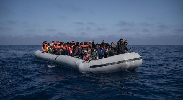 Nave Ong salva 50 migranti: «Rotta sull'Italia». Viminale: «Acque territoriali verranno chiuse»