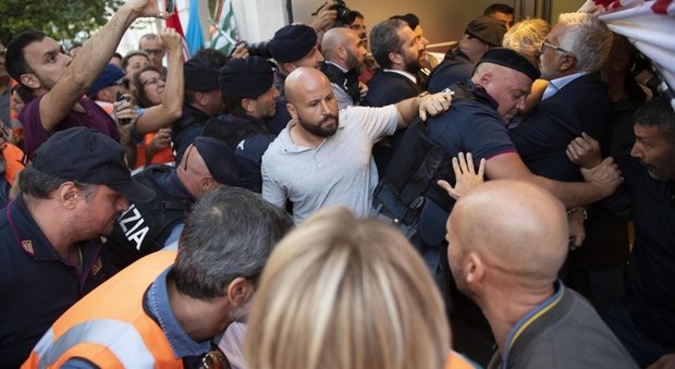 immagine Stefano Fassina ferito alla manifestazione dei lavoratori di Roma metropolitane