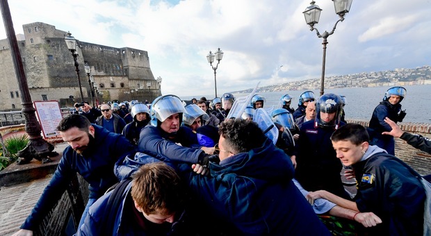 Napoli, scontri davanti al Castel dell'Ovo: la polizia allontana gli attivisti di Fridays For Future