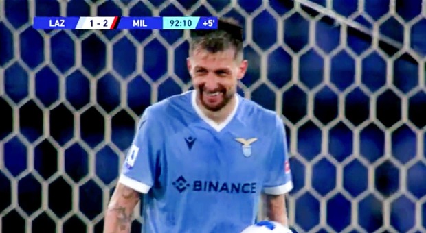 Lazio-Milan, Acerbi si infuria dopo la bufera social: «Ora basta. Ecco perché ho riso»