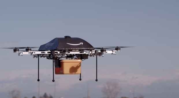 Un drone di Amazon consegna un piccolo pacco a domicilio