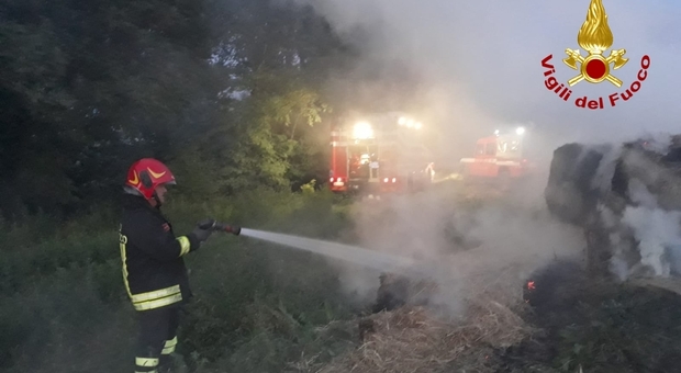 Rotoballe in fiamme, i vigili del fuoco intervengono con tre mezzi a Chiaravalle