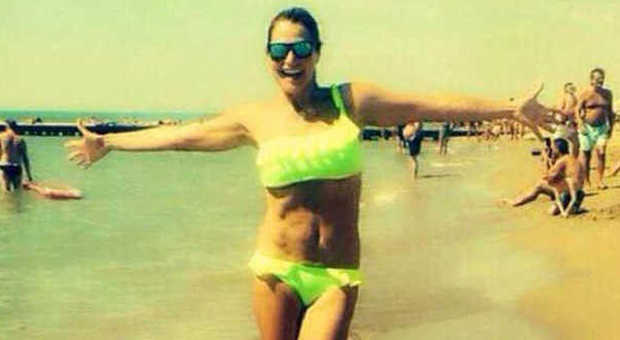 Simona Ventura, supersexy in bikini giallo: "Pronta per incoronare le Miss"