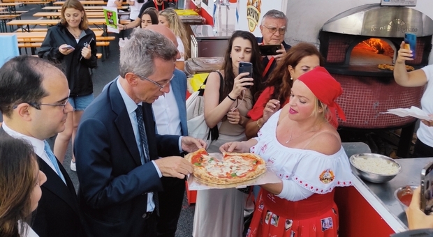 Pizza Village Napoli, al sindaco Manfredi la prima pizza della kermesse 2022