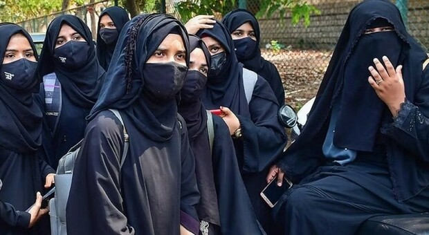 La Francia vieta di indossare l'abaya (indumento musulmano) negli istituti scolastici. Il ministro Attal: «La scuola è il santuario della laicità»