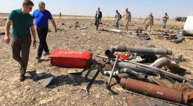 I resti dell'aereo russo caduto nel Sinai