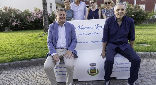 Il sindaco Panico e Maurizio de Giovanni sulla panchina