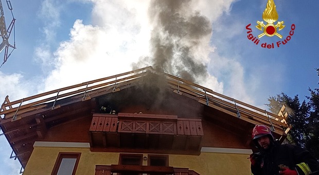 Asiago. Durante dei lavori prende fuoco il tetto di un'abitazione, a rischio quattro appartamenti