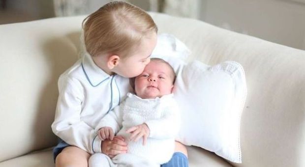 Royal Baby, George e Charlotte insieme: ecco le prime foto ufficiali dei principini