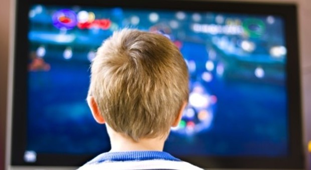 Grave bimbo di tre anni: si è tirato addosso il televisore mentre giocava