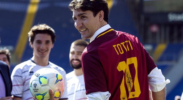 Pallotta regala una maglietta di Totti al premier canadese Trudeau