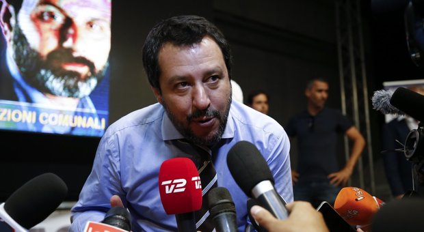 Salvini: «I centri saranno chiusi, basta migranti a spasso per le città. Meno tasse ai ricchi»