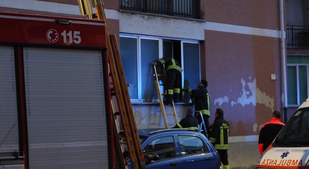 Milano, scoppia incendio in cucina: disabile muore ustionato. La convivente torna a casa e ha un malore