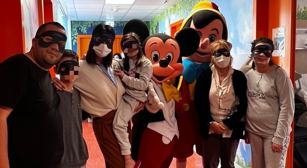 Carnevale con la maschera di Osimhen al Santobono