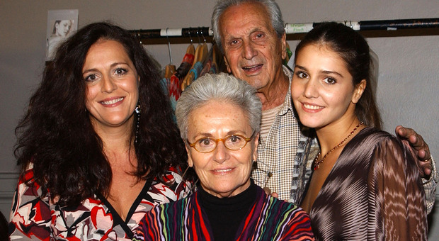 Ottavio Missoni insieme con la figlia Angela (sinistra), la moglie Rosita e la nipote Margherita (a destra)